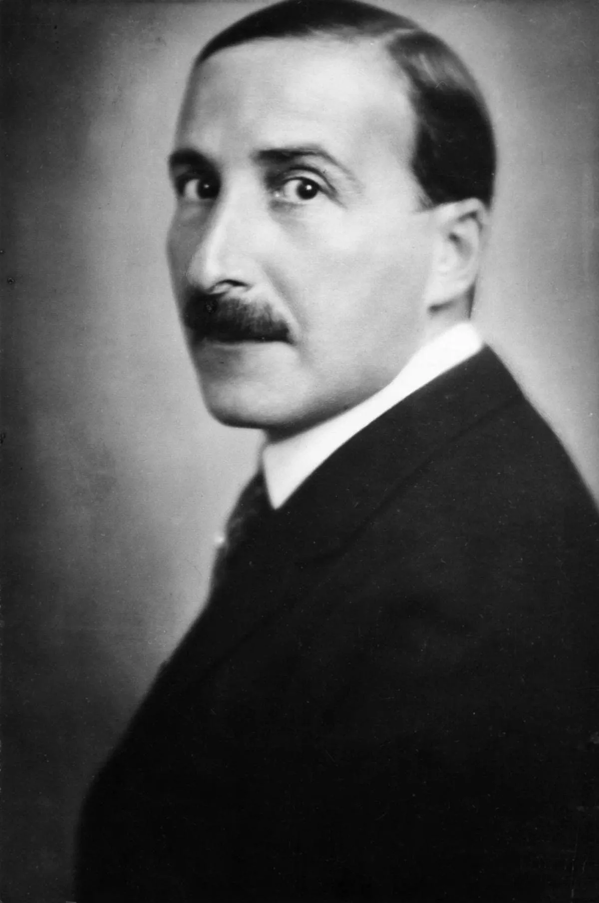 Stefan Zweig als jongeman, portretfoto uit 1927 door Trude Fleischmann